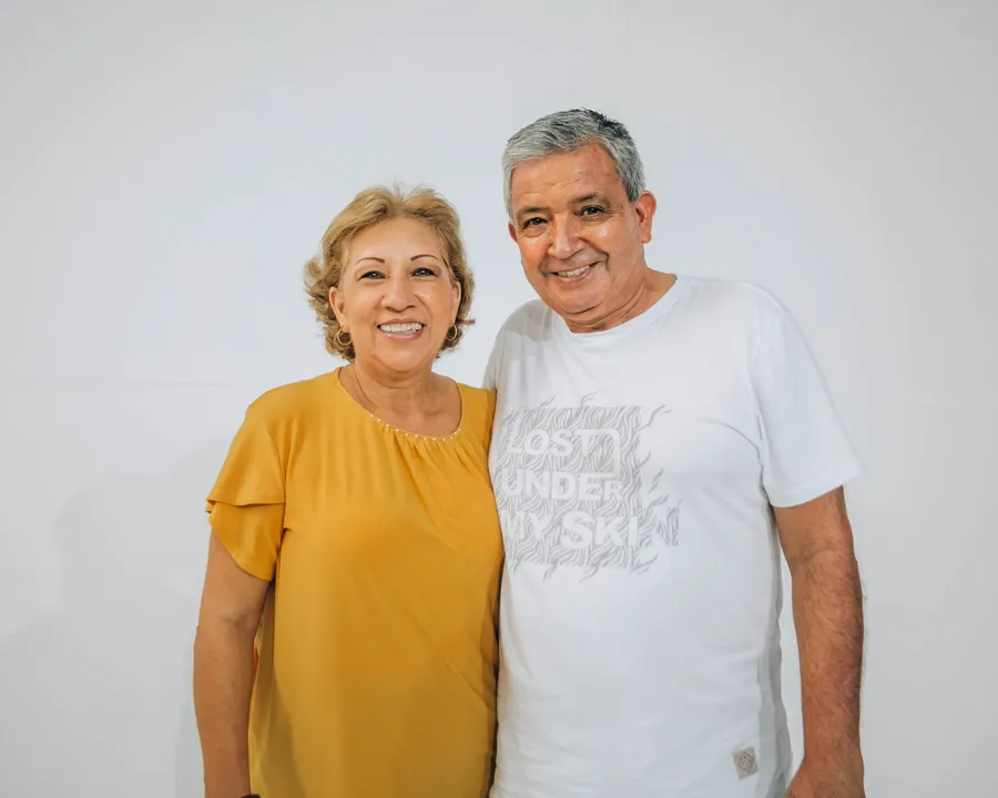 Pareja de adultos mayores sonriendo juntos
