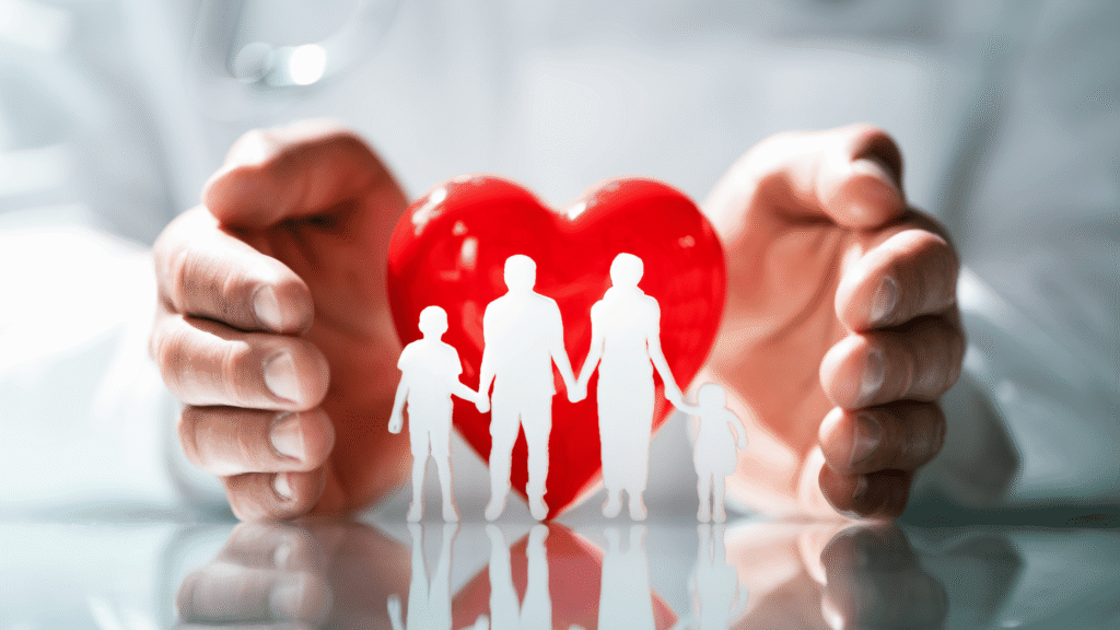 Familia protegida con seguro de vida de gastos finales en 2026