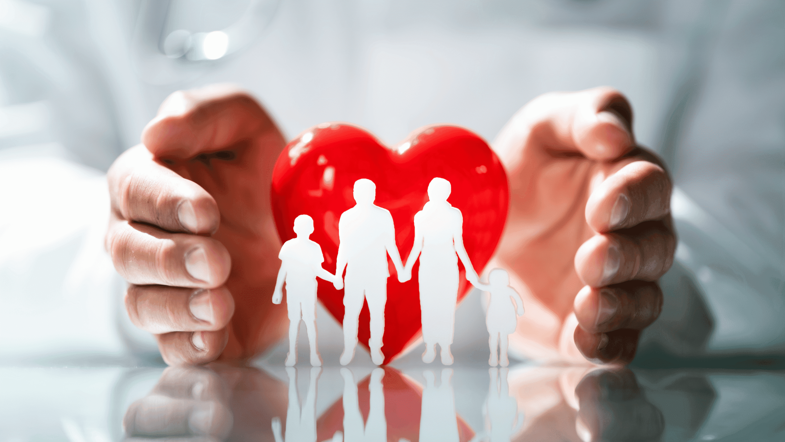 Familia protegida con seguro de vida de gastos finales en 2026