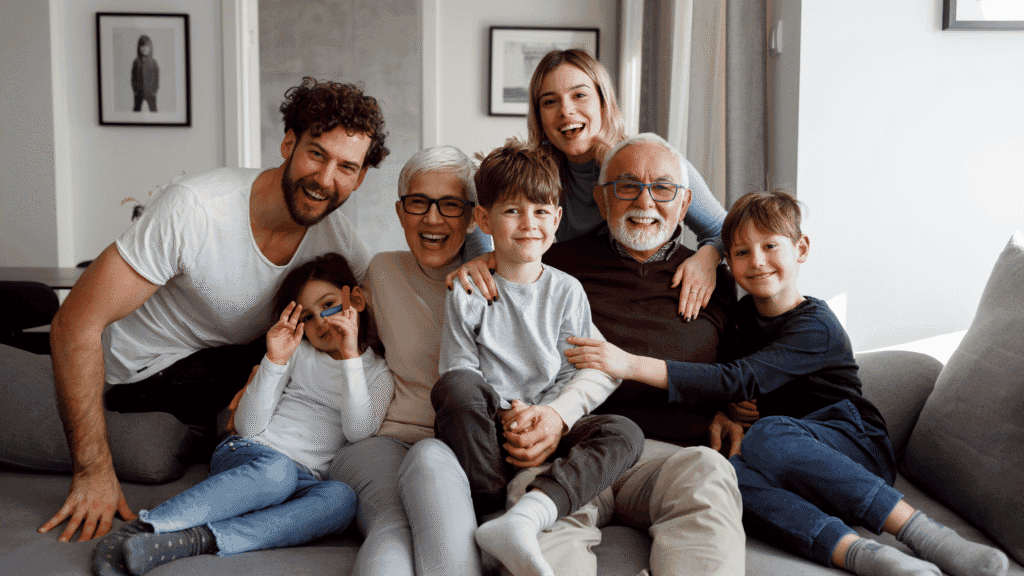 Familia de varias generaciones reunida en casa, protegida con seguro de vida