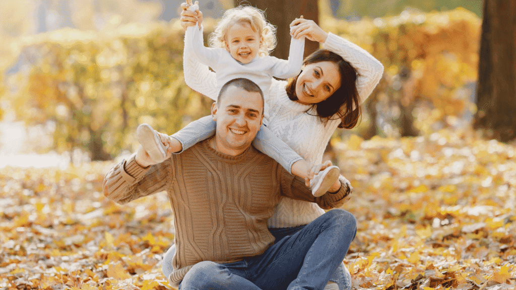Familia inmigrante revisando opciones de seguro de salud en 2026