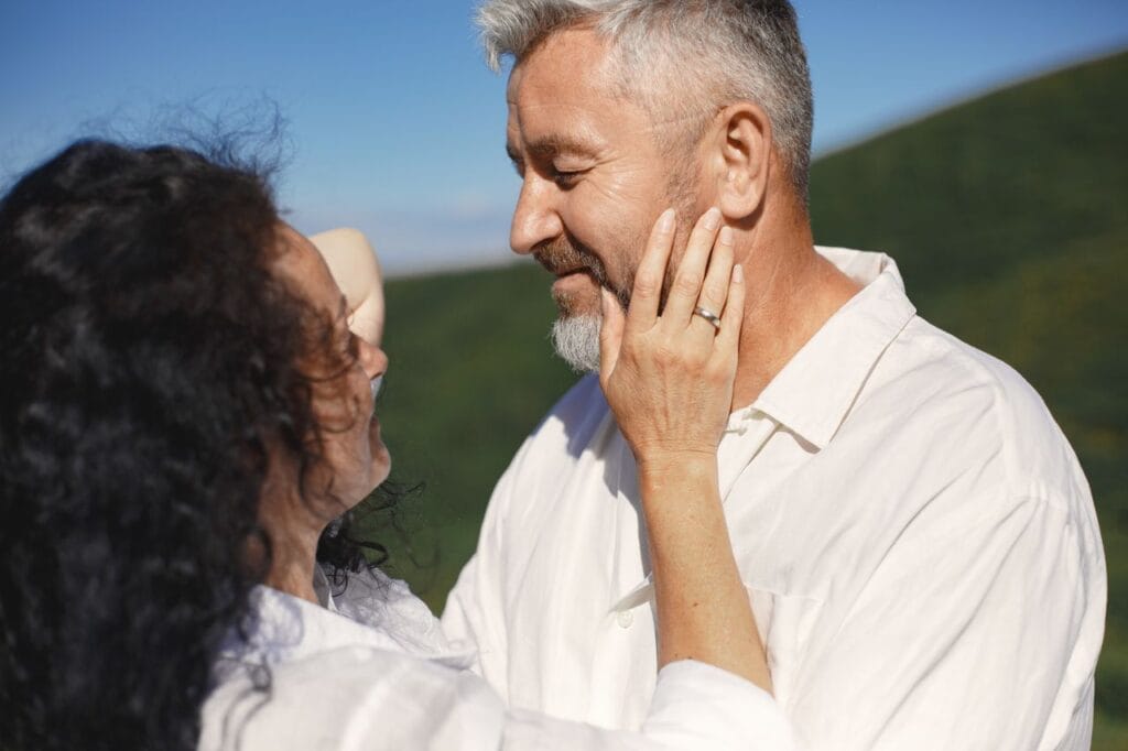 Pareja madura sonriente y saludable al aire libre
