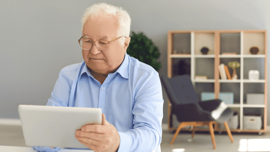 Adulto mayor revisando los cambios de su plan Medicare Advantage 2026 en una tableta