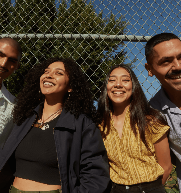 Familia latina con planes de seguro médico personalizados | Latino family with personalized health insurance plans