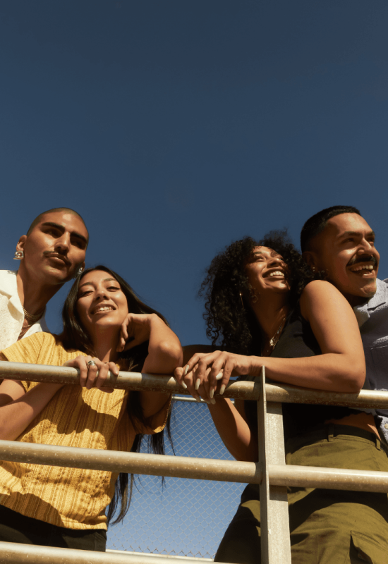 Familia revisando preguntas frecuentes sobre Obamacare y Medicare | Family reviewing frequently asked questions about Obamacare and Medicare